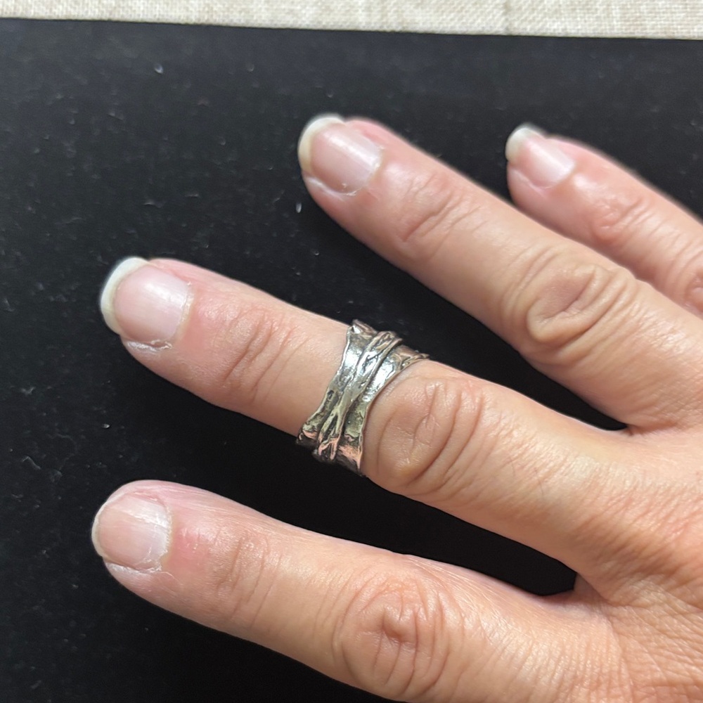Stunning Silver Women's Ring with Crystal Accents - Picture 5 of 5